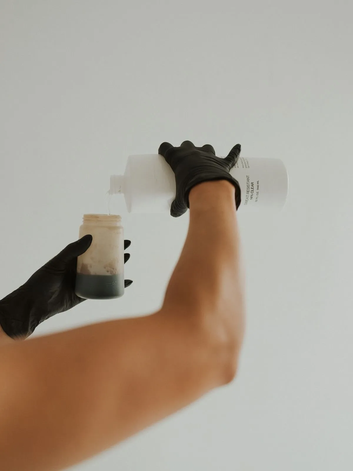 Une artiste bronzage préparant une solution personnalisée