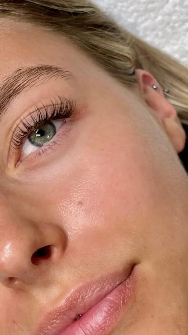 Gros plan d’extensions de cils classiques au rendu naturel